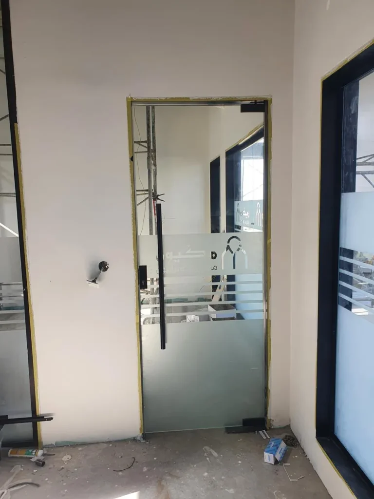 باب زجاج سيكوريت من أعمال أبو تميم