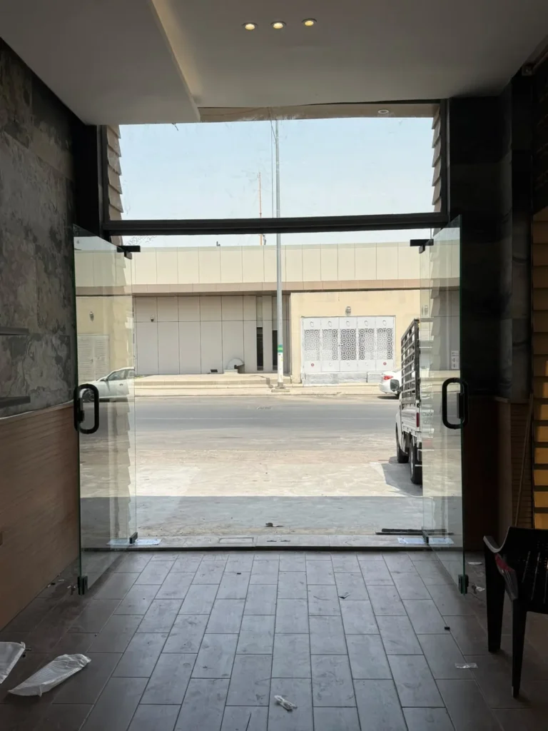 باب زجاج سيكوريت من أعمال أبو تميم