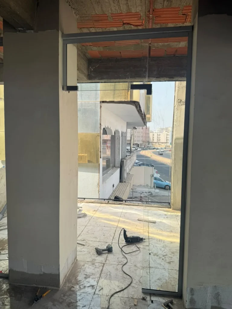 باب زجاج سيكوريت من أعمال أبو تميم