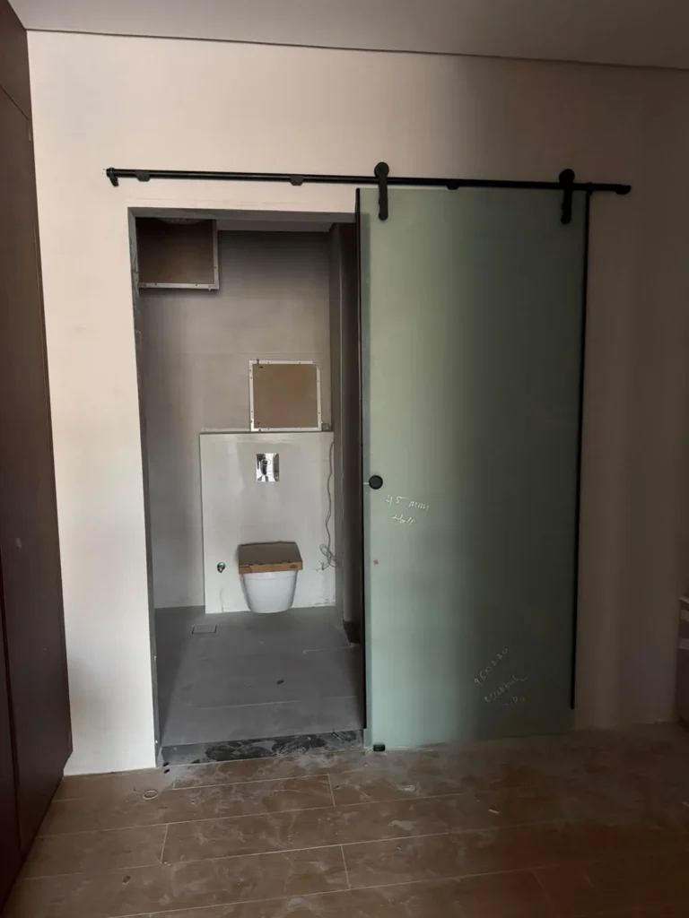 باب زجاج سيكوريت من أعمال أبو تميم