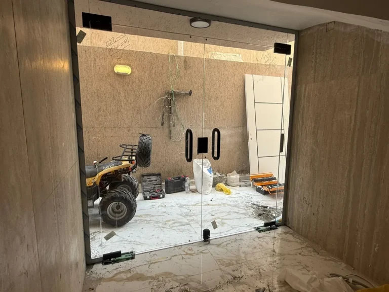 باب زجاج سيكوريت من أعمال أبو تميم