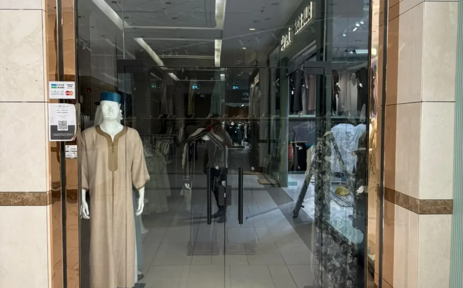 تركيب زجاج سيكوريت للمحلات التجارية في المولات: المواصفات والاشتراطات