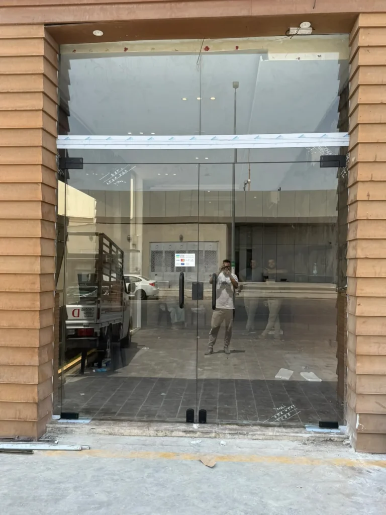واجهة محل زجاج سيكوريت في مكة وجدة