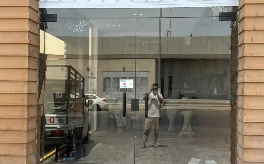 تفصيل زجاج سيكوريت بالمقاس: خطوات القياس الصحيح قبل التقسية