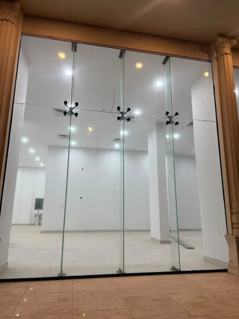 واجهة محل زجاج سيكوريت في مكة وجدة