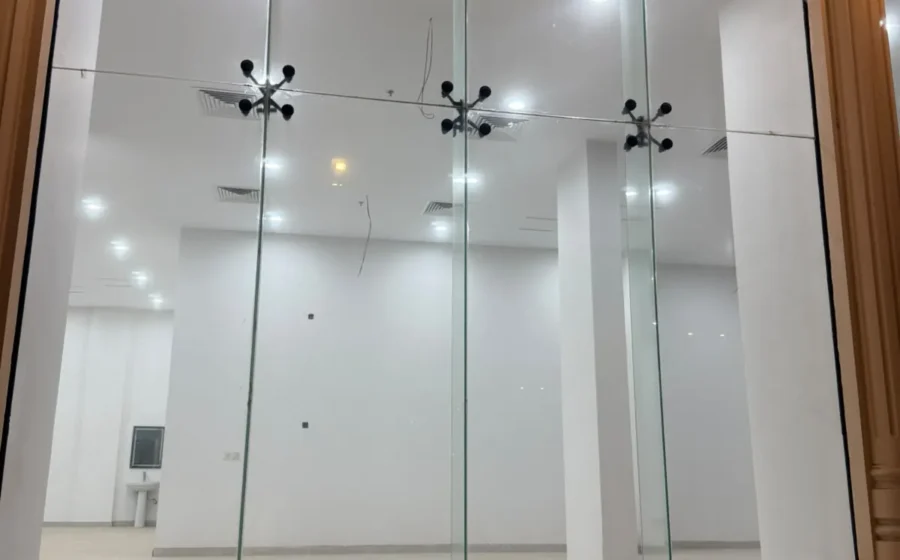 أفكار واجهات محلات زجاج سيكوريت عصرية 2026 بصور من أعمالنا