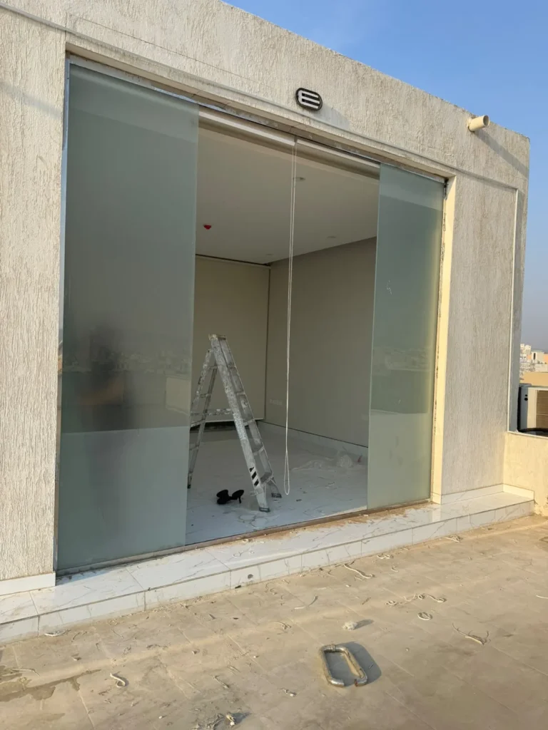 واجهة محل زجاج سيكوريت في مكة وجدة